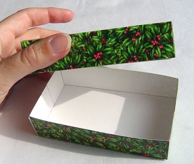 Learn to make tiny gift boxes out of last year's greeting cards