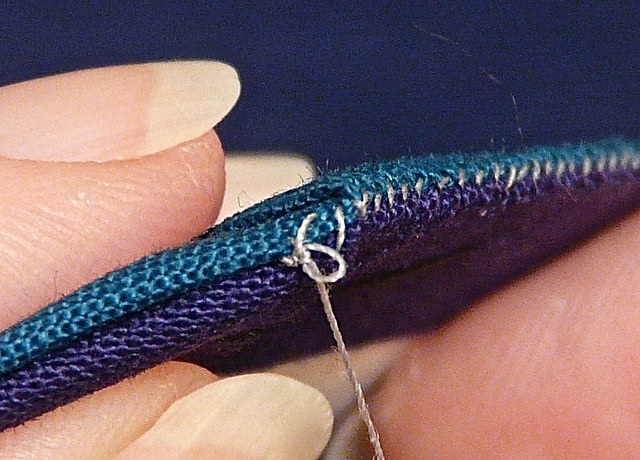 How to Knotted Thread While Hand Sewing