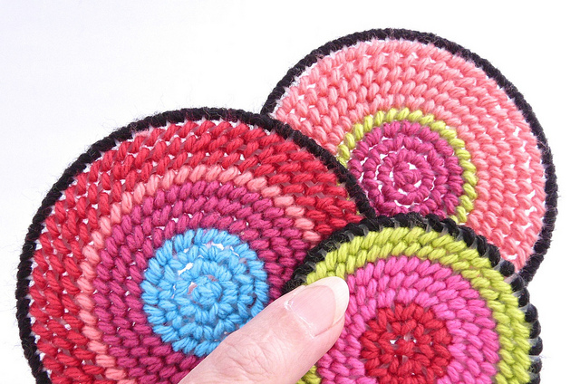 How to Make a Table Runner From Plastic Canvas Circles CraftyPod